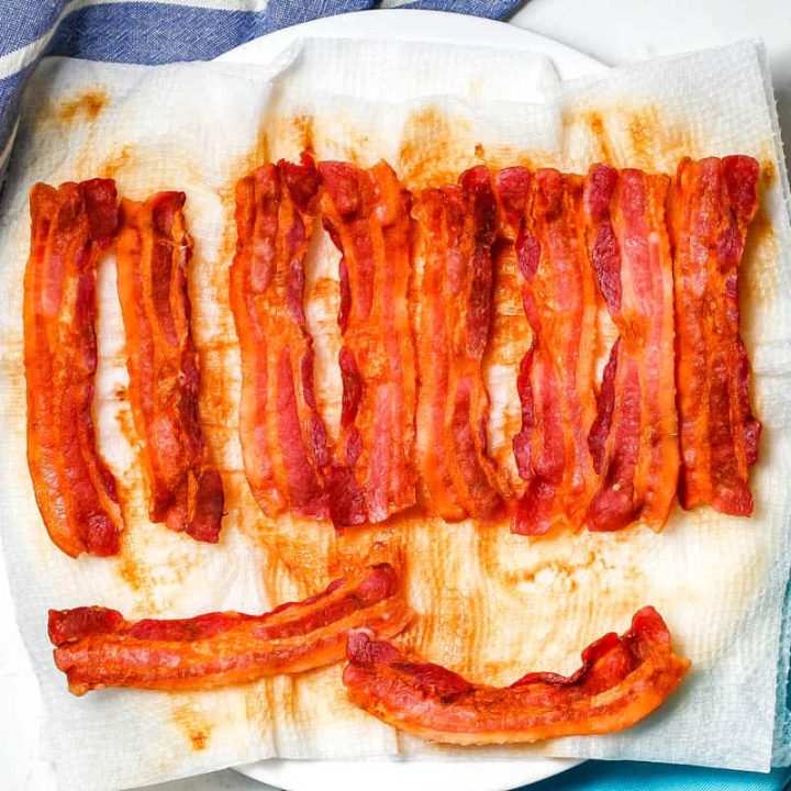 Bacon strips on paper towels after being cooked in the microwave.